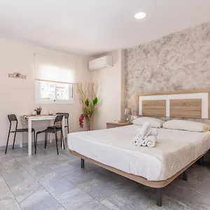 apartamentos-lola-beach.hotelsinnerja.org/